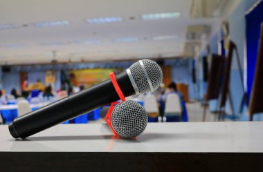 Konferans salonunda masada mikrofon: seçin odak alan sığ derinliği ile.