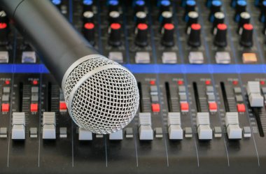 Mikrofon ses karıştırıcı toz kaplı üzerinde Kapat