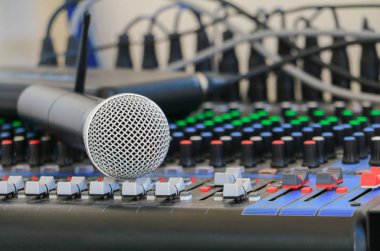 Mikrofon ses karıştırıcı toz kaplı üzerinde Kapat