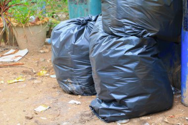 Siyah çöp torbası yol kenarı şehir kazık