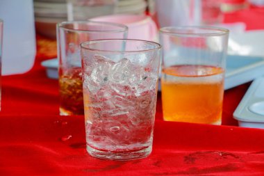 buz cam olan tablo kırmızı kumaş üzerine