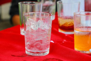 buz cam olan tablo kırmızı kumaş üzerine