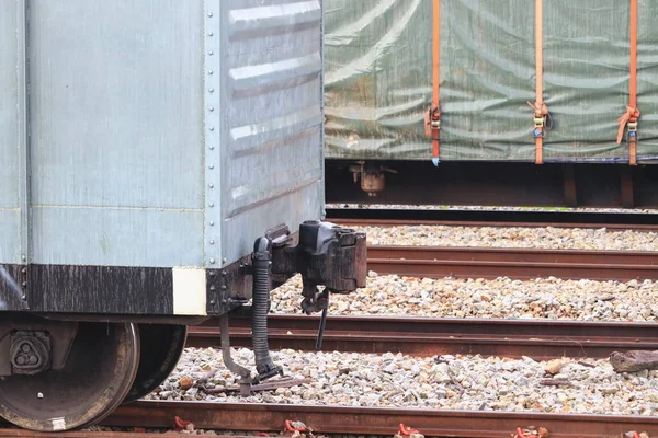 closeup ortak demiryolu istasyonunda bir trenin