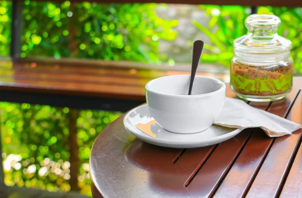 kahve fincanı ahşap zemin zemin üzerine sığ derinlik-in tarla ile odak seçin.