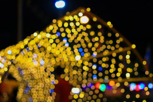 夜轻金色抽象圣诞散景多彩美丽背景 用复制空间添加文本 — 图库照片