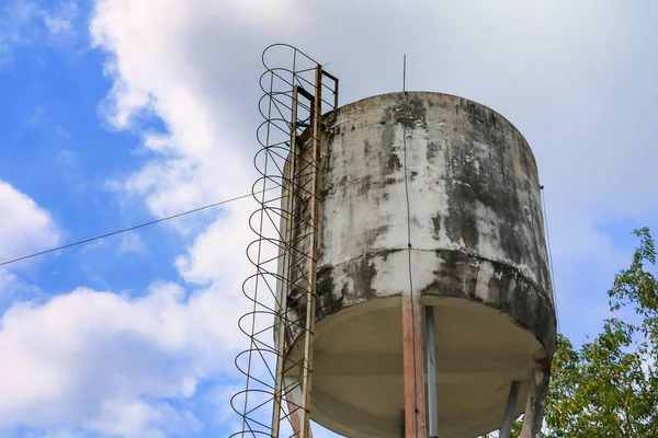 Serbatoio Dell Acqua Antico Agricoltura Sfondo Cielo Blu — Foto Stock