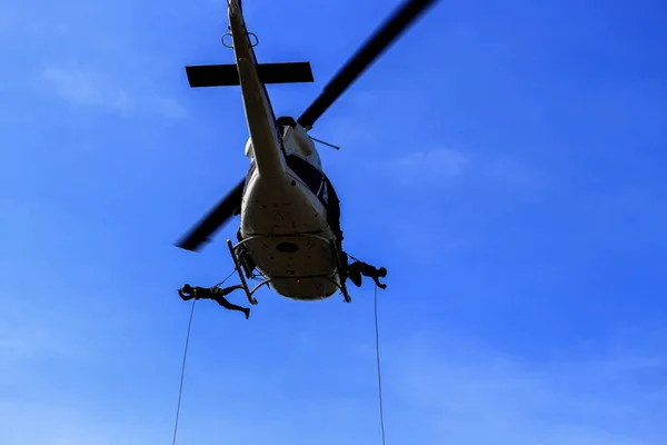 Silueta Soldado Saltar Cuerda Del Helicóptero Cielo Azul — Foto de Stock