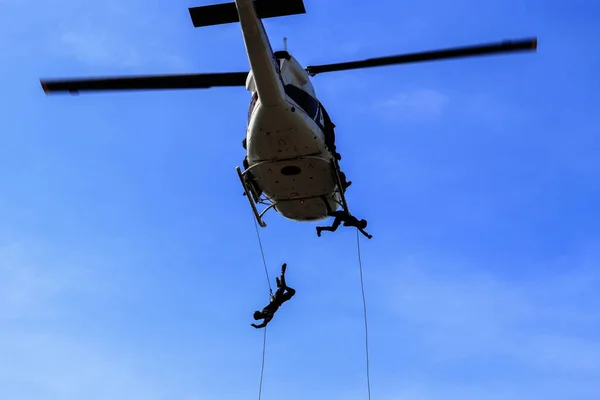 Silueta Soldado Saltar Cuerda Del Helicóptero Cielo Azul — Foto de Stock