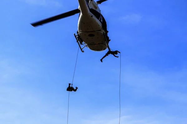 Silueta Soldado Saltar Cuerda Del Helicóptero Cielo Azul — Foto de Stock