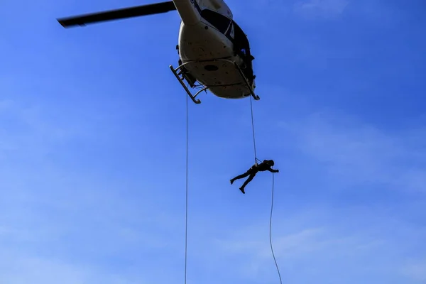 Silhueta Soldado Saltar Corda Helicóptero Céu Azul — Fotografia de Stock