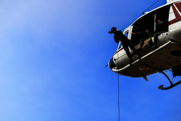 Siluet Soldier Lompat Tali Dari Helikopter Langit Biru — Stok Foto