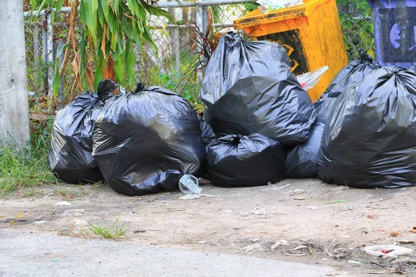 Siyah çöp torbası yol kenarı şehir kazık