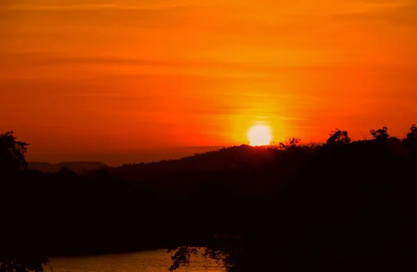 Solnedgången Vackra Och Silhouette Mountain Tree Färgstarka Landskap Sky Twilight — Stockfoto