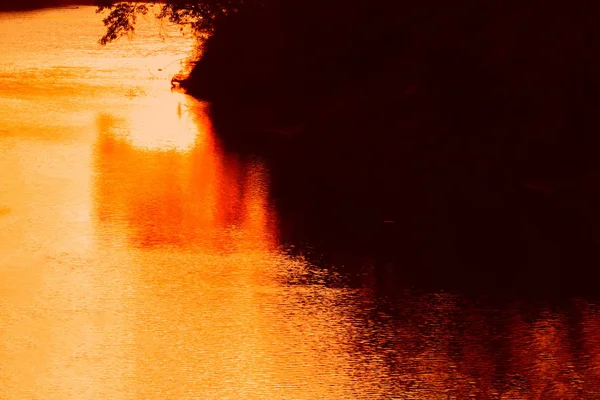 Elmélkedés Folyó Árnyék Vízben Gyönyörű Naplemente Természet Twilight Idő — Stock Fotó