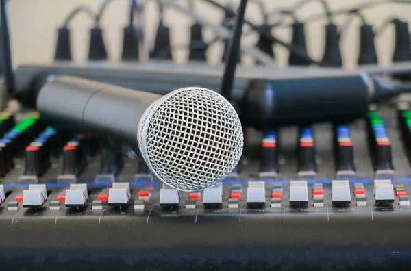 Mikrofon ses karıştırıcı toz kaplı üzerinde Kapat