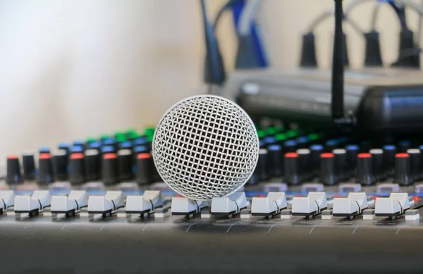 Primo Piano Del Microfono Sul Mixer Sonoro Ricoperto Polvere — Foto Stock