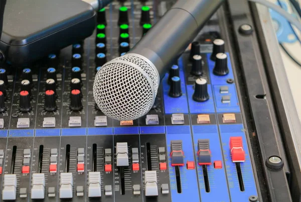 Mikrofon ses karıştırıcı toz kaplı üzerinde Kapat