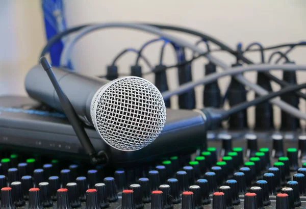 Närbild Mikrofonen Ljud Mixer Täckt Damm — Stockfoto