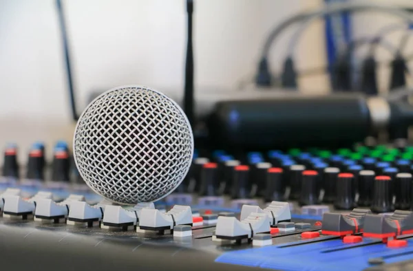 Mikrofon ses karıştırıcı toz kaplı üzerinde Kapat