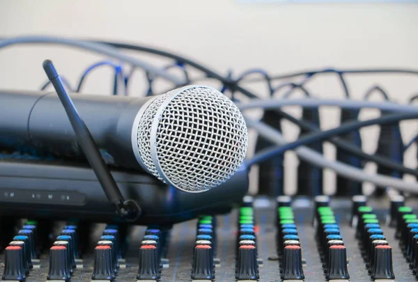 Mikrofon ses karıştırıcı toz kaplı üzerinde Kapat