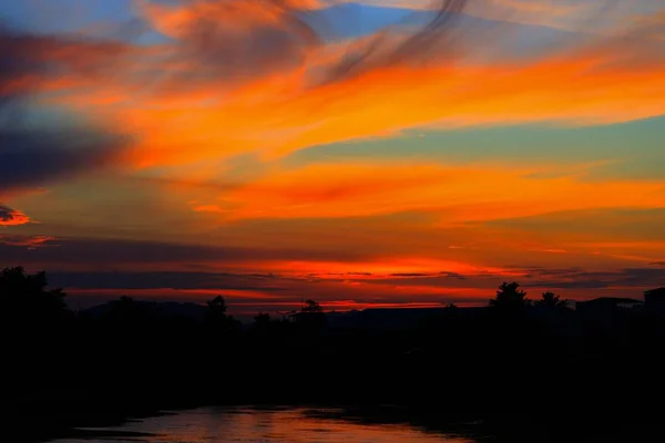 Solnedgången Vackra Färgstarka Landskap Och Siluett Träd Sky Twilight Time — Stockfoto