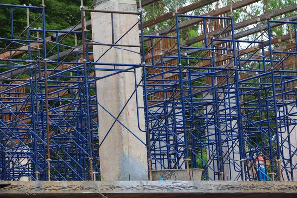 İnşaat ve iskele site işyeri binada çalışmak