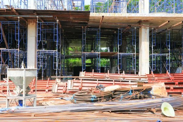 İnşaat ve iskele site işyeri binada çalışmak