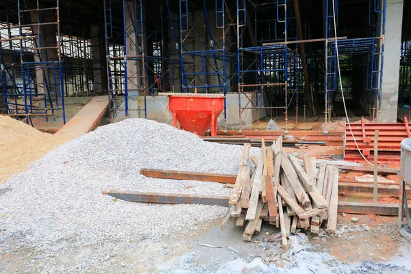 İnşaat ve iskele site işyeri binada çalışmak