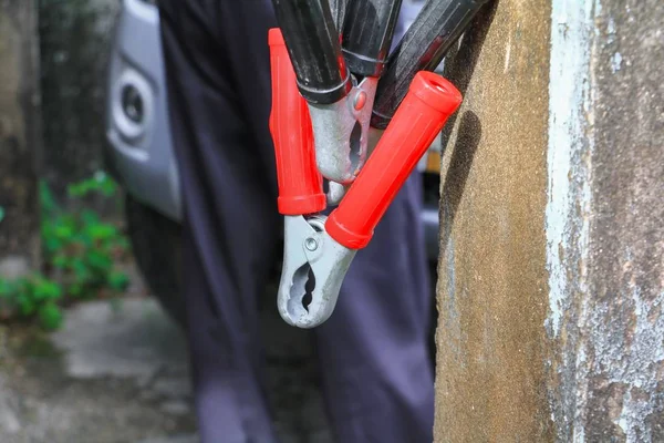 Jumper Kablo, araba aküsü ile kırmızı ve siyah