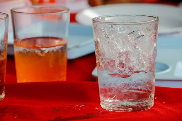 buz cam olan tablo kırmızı kumaş üzerine