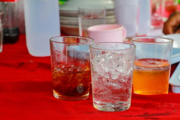 buz cam olan tablo kırmızı kumaş üzerine