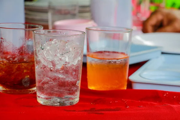 buz cam olan tablo kırmızı kumaş üzerine