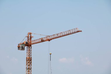 site oluşturma inşaatta vinç