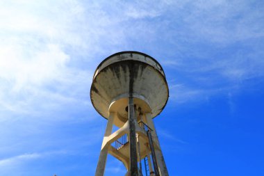 su deposu tarım mavi gökyüzü arka plan için eski