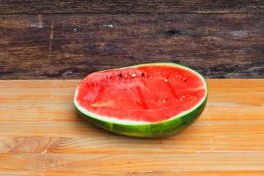 karpuz kırmızı taze yarı ahşap zemin üzerine sığ derinlik-in tarla ile odak seçin.