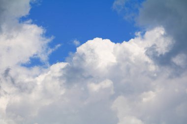 Mavi gökyüzü büyük bulut ve raincloud, sanat, doğanın güzel ve kopya alanı için metin ekleme