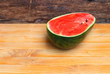 karpuz kırmızı taze yarı ahşap zemin üzerine sığ derinlik-in tarla ile odak seçin.