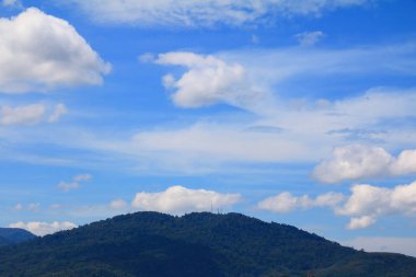 bulut dağ doğa canlı ile mavi gökyüzü güzel ve kopya alanı için metin ekleme
