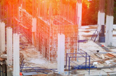 Şantiye ve gündoğumu hafif sesi ile bina.