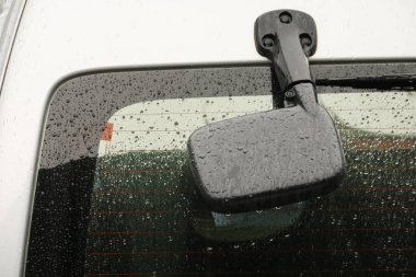 Yağmur damlaları ile ön cam kadar yağmur sezonunda kapatın