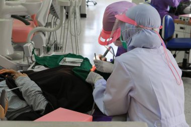 Tıp hasta dişlerde inceleyerek dişçi diş tedavi
