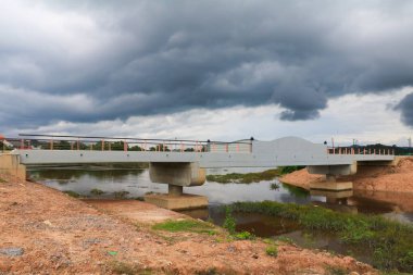 yol kırsal ve yağmur bulutları güzel bir kanal köprü