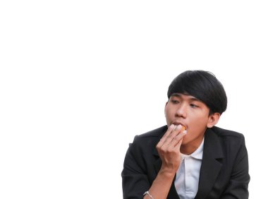 yakışıklı adam beyaz arka plan üzerinde bir taze portakal yeme