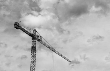 Kule vinç siluet inşaat ağır sanayi ile siyah beyaz resim
