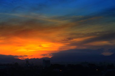 gökyüzünde güzel gündoğumu şafaktan önce renkli şehir silueti ile doğa manzara