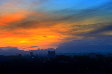 gökyüzünde güzel gündoğumu şafaktan önce renkli şehir silueti ile doğa manzara
