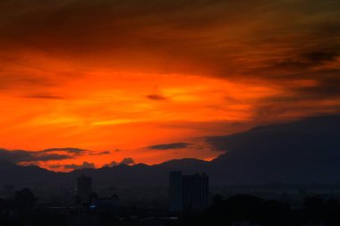 gökyüzünde güzel gündoğumu şafaktan önce renkli şehir silueti ile doğa manzara