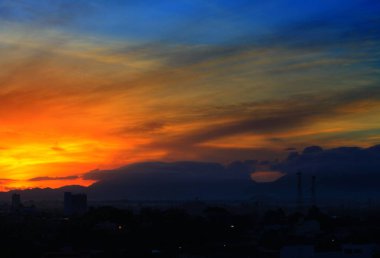 gökyüzünde güzel gündoğumu şafaktan önce renkli şehir silueti ile doğa manzara