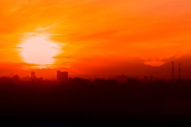 gökyüzünde güzel gündoğumu şafaktan önce renkli şehir silueti ile doğa manzara