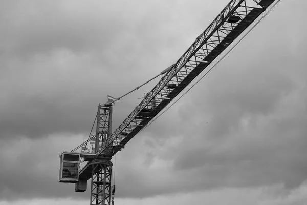 Imagem Preta Branca Construção Silhueta Guindaste Torre Com Industrial Pesado — Fotografia de Stock